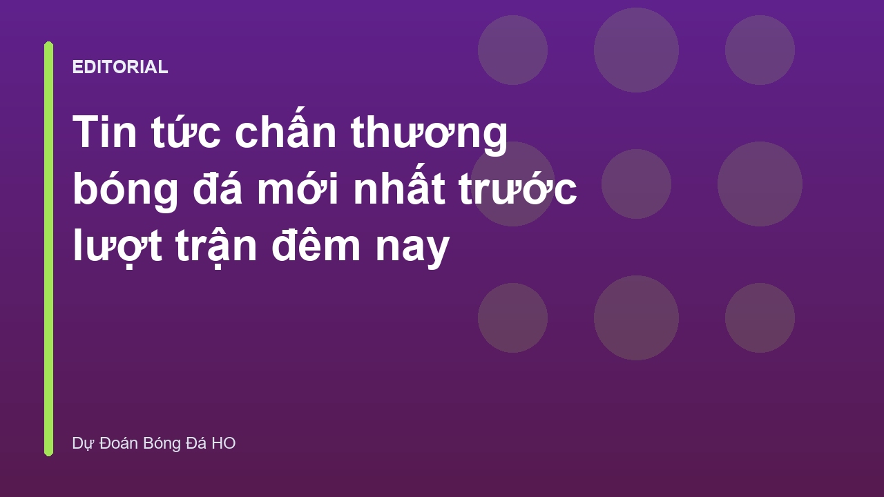 Cầu thủ bóng đá đang được chăm sóc y tế trên sân